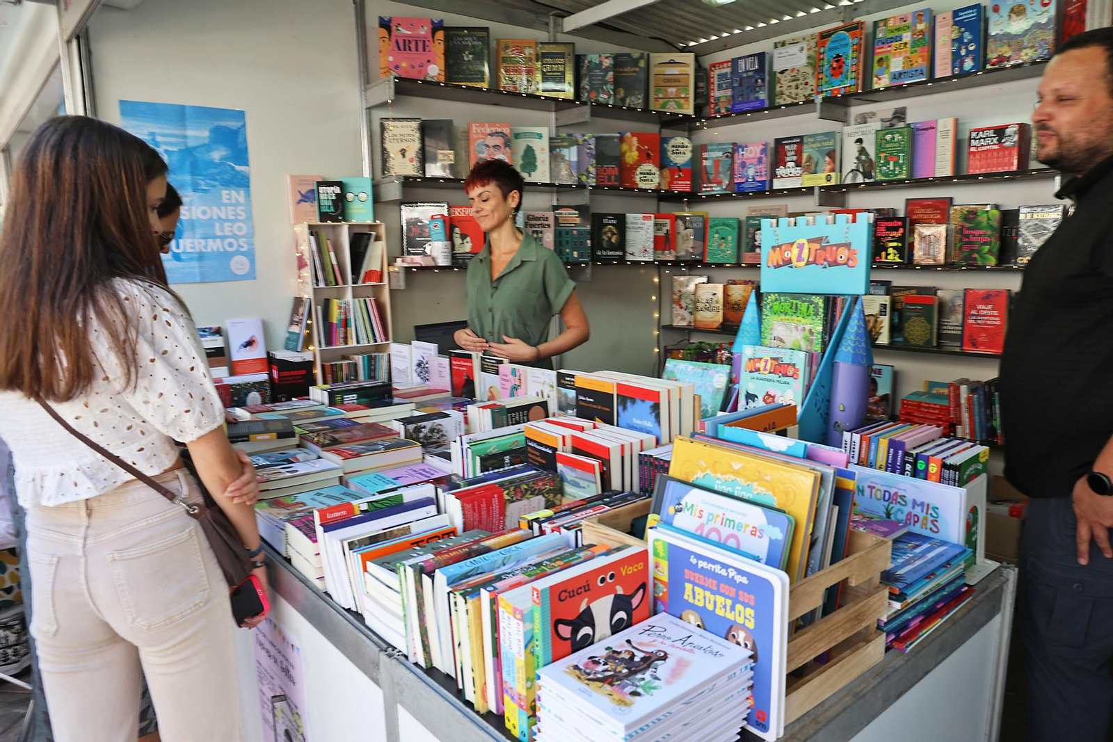 Imágenes del ambiente en la Feria del Libro de Huelva