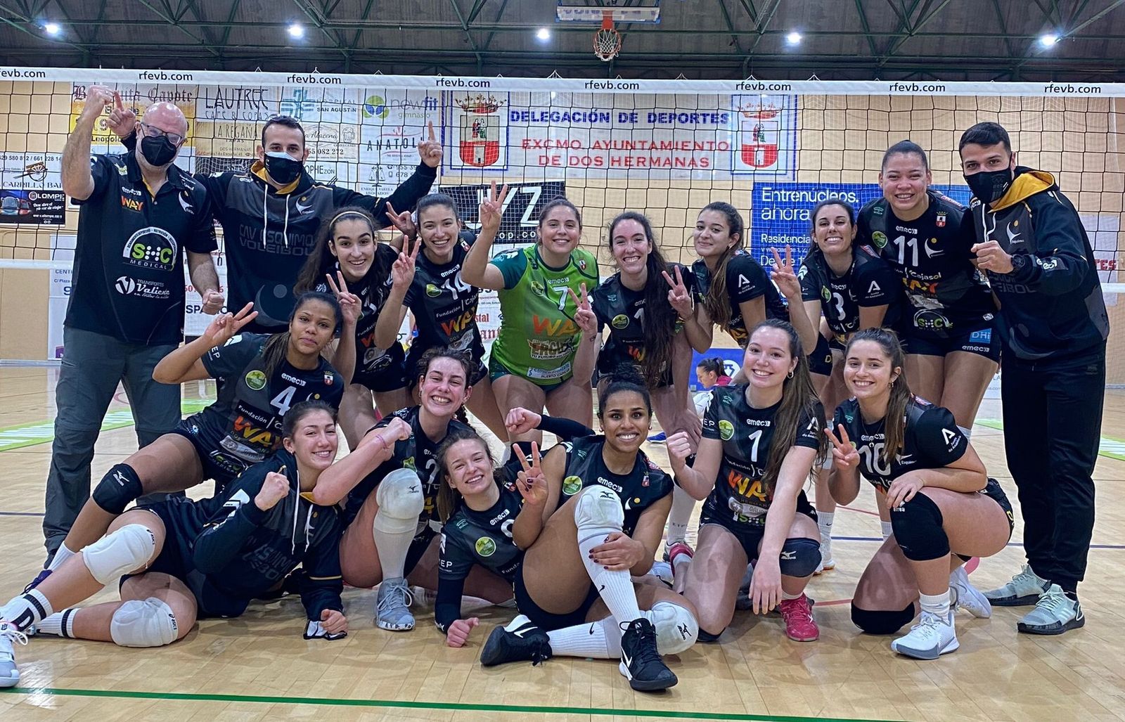Las jugadoras del Cajasol Voley, eufóricas tras su triunfo ante el Haro.