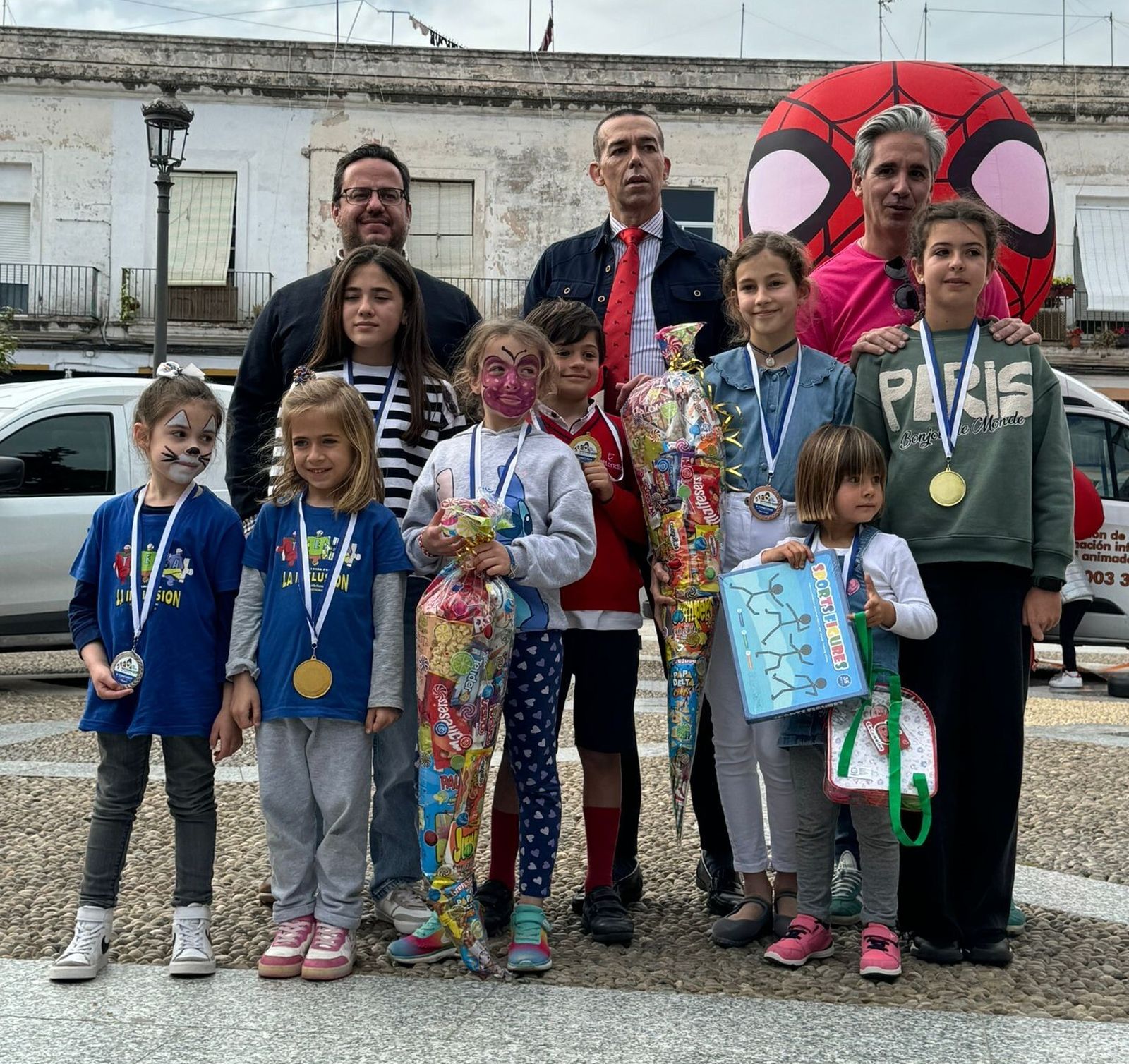 Los ganadores del concurso, con los concejales y Fernando Quirós.