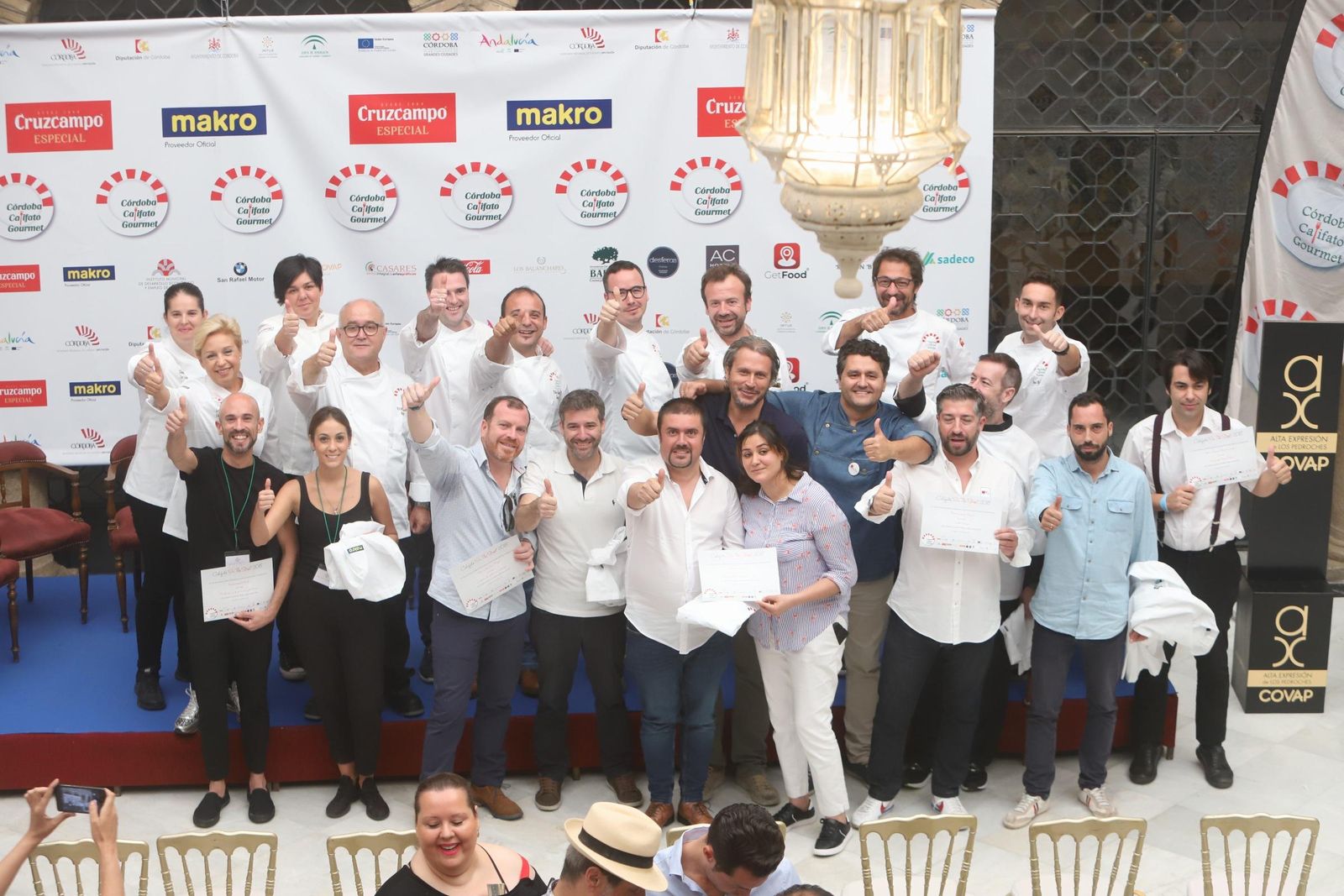 Los chefs participantes en el evento posan junto a los ganadores.