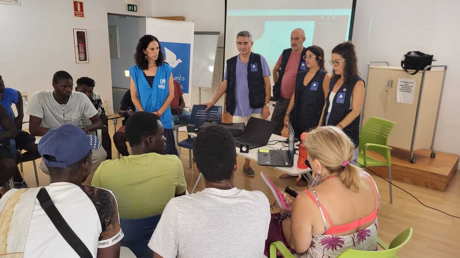 El personal de ACNUR y de Movimiento por la Paz, durante la sesión informativa.