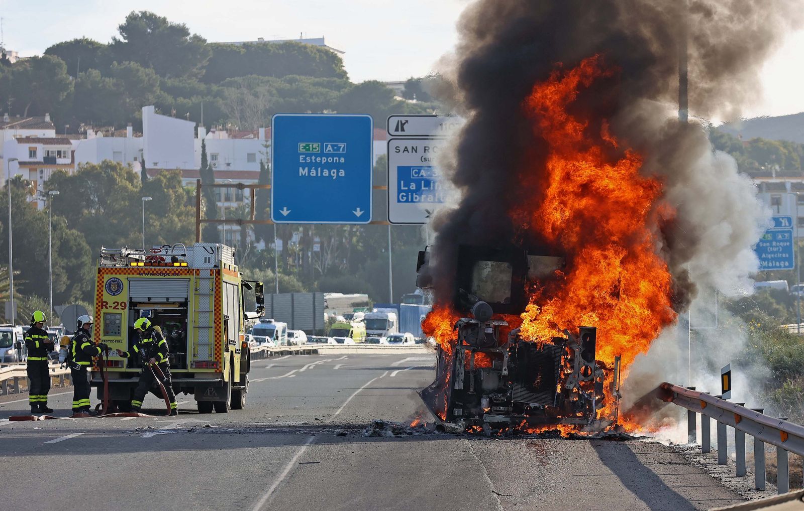 Imágenes del incendio de la grúa que colapsa de nuevo la A7