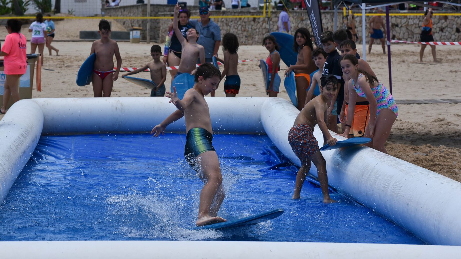 VII Outlet Surfero Solidario en la playa de Getares