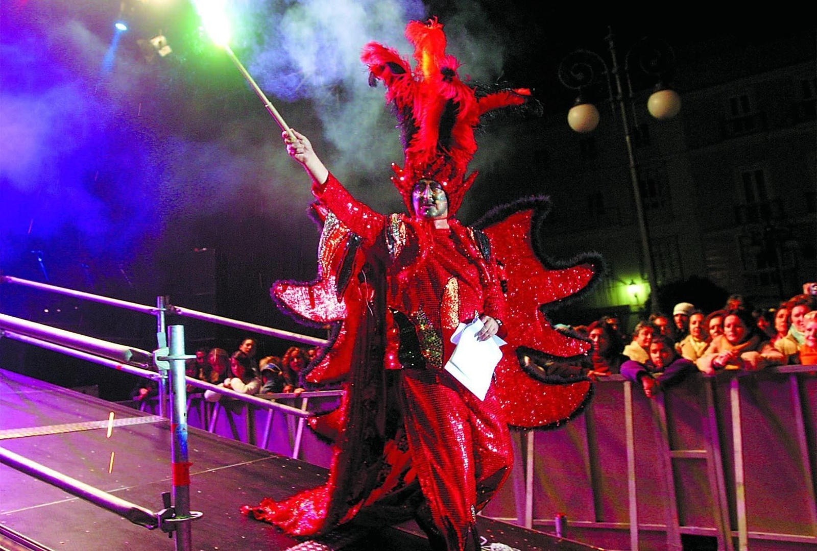 José Luis Bustelo encarnó al Gran Momo y procedió a su quema en la plaza de San Antonio.