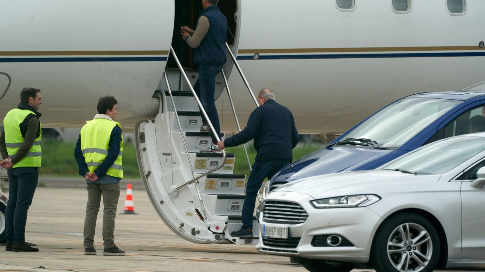 El rey emérito abandona Vitoria en avión