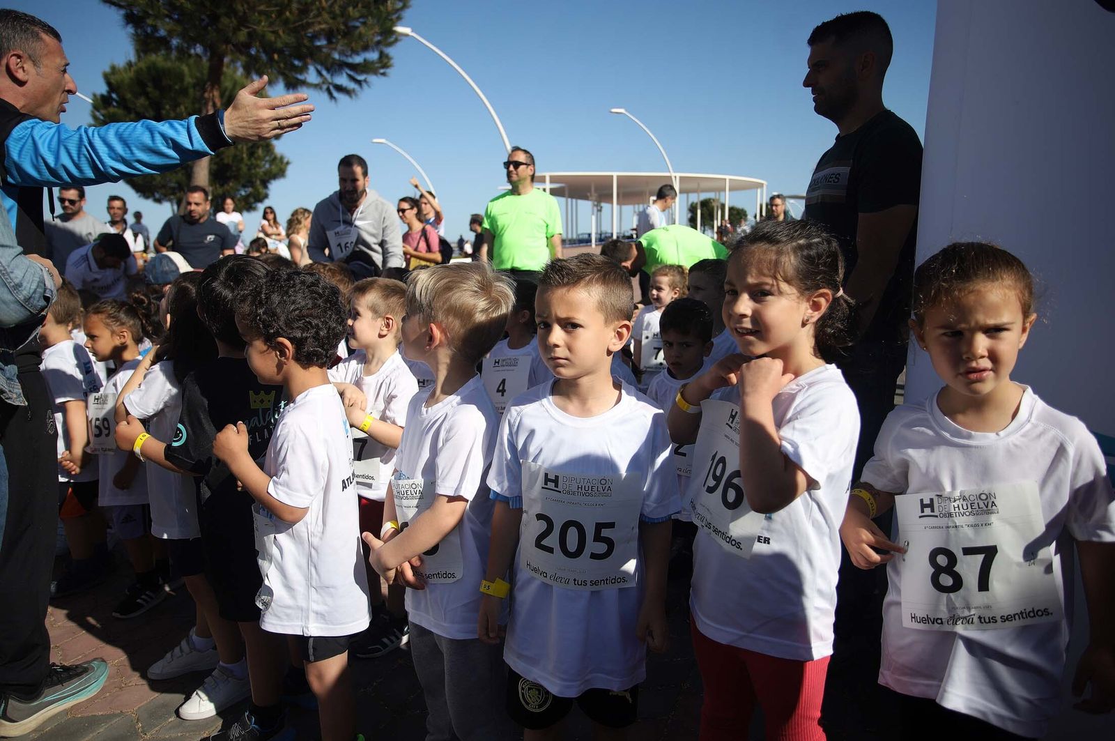 Imágenes de la carrera infantil previa a la "10K Puerta del Descubrimiento"