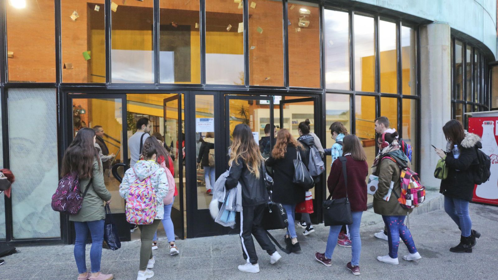 Universitarios entran a primera hora de la mañana a la Biblioteca General.