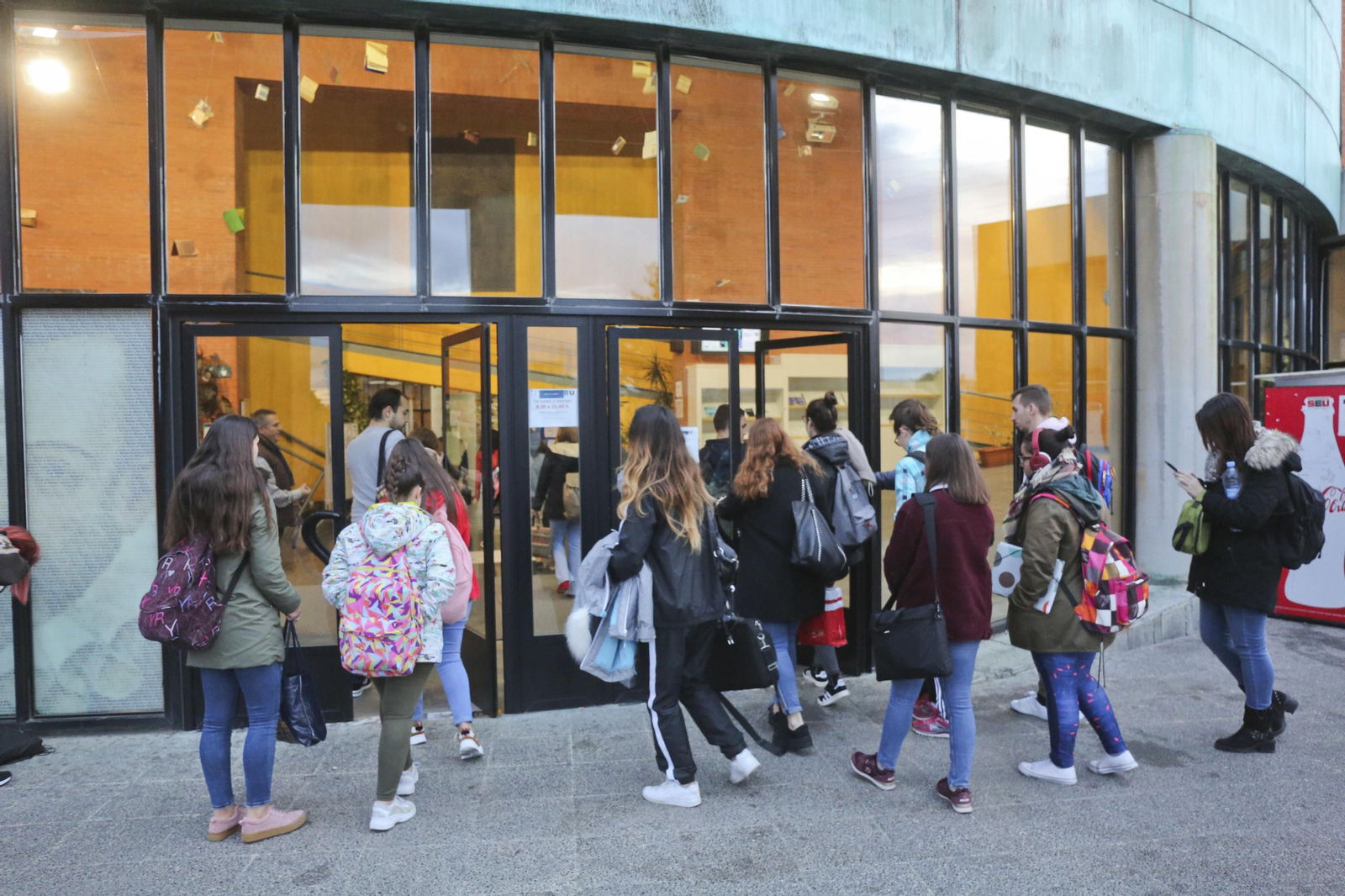 Universitarios entran a primera hora de la mañana a la Biblioteca General.