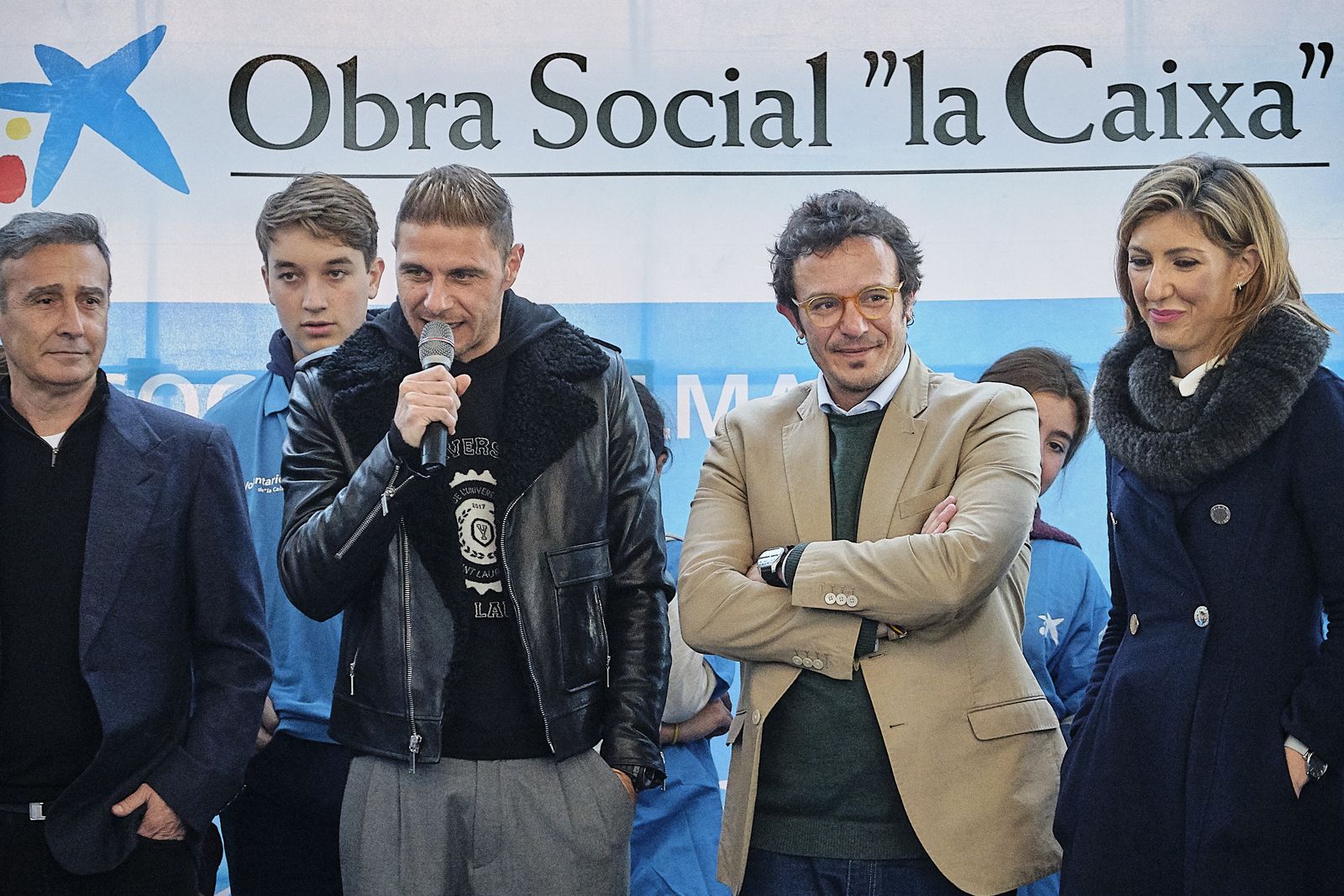 El bético Joaquín entrega balones firmados a 120 niños y niñas.