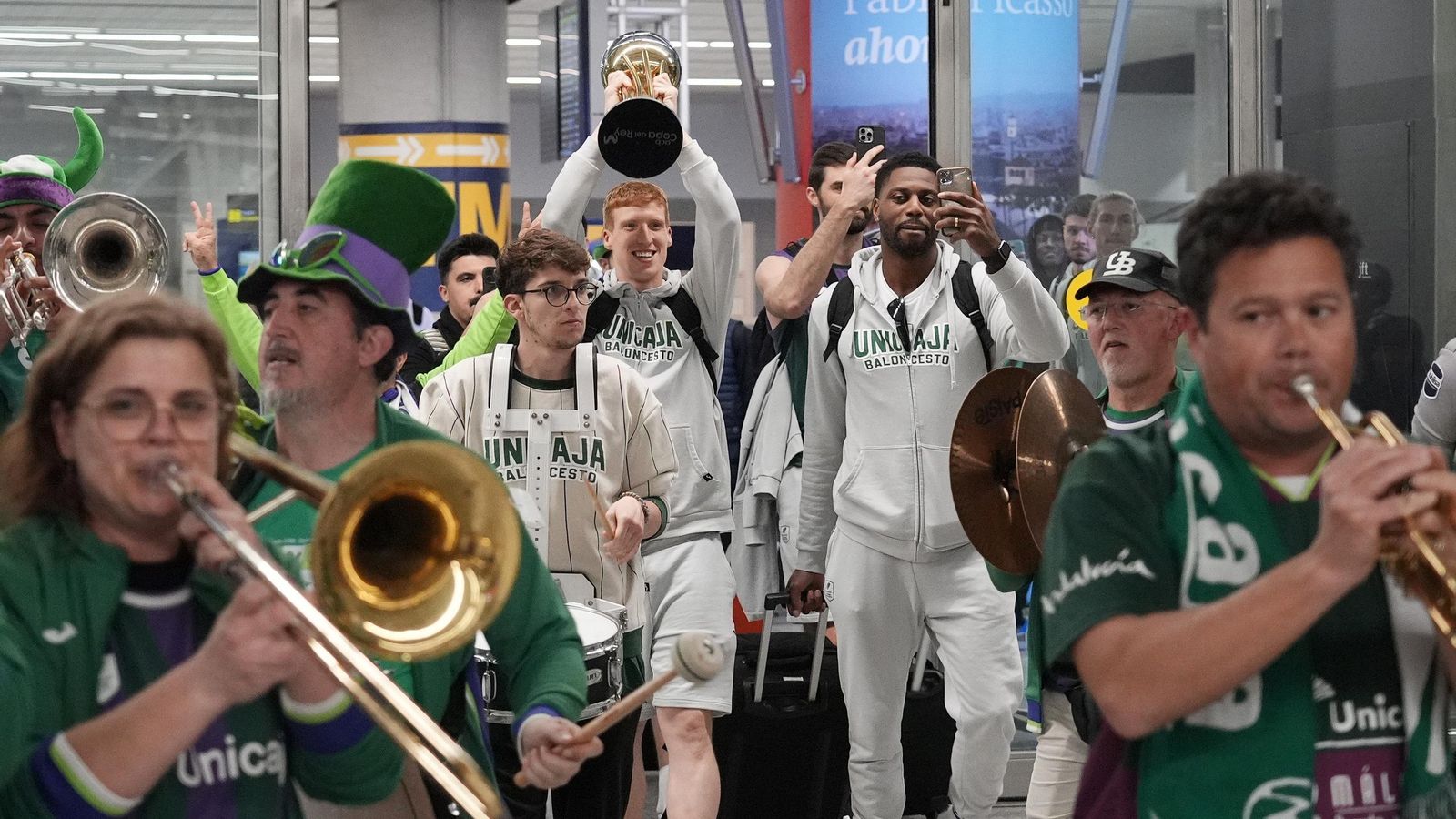 Alegría y éxtasis en la llegada del Unicaja al aeropuerto