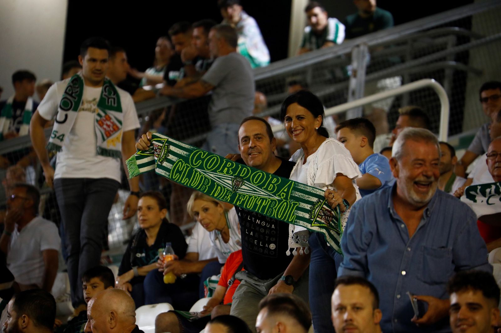 Las imágenes del ambiente en El Arcángel en el Córdoba CF - Linares