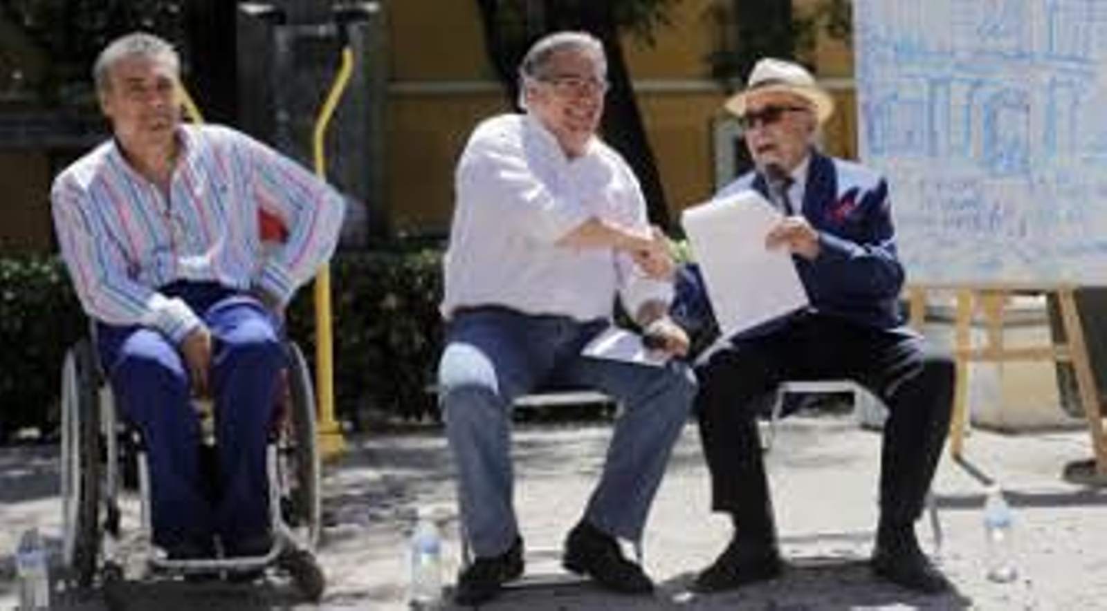 Un asistente en los distritos para ayudar a personas con dificultades