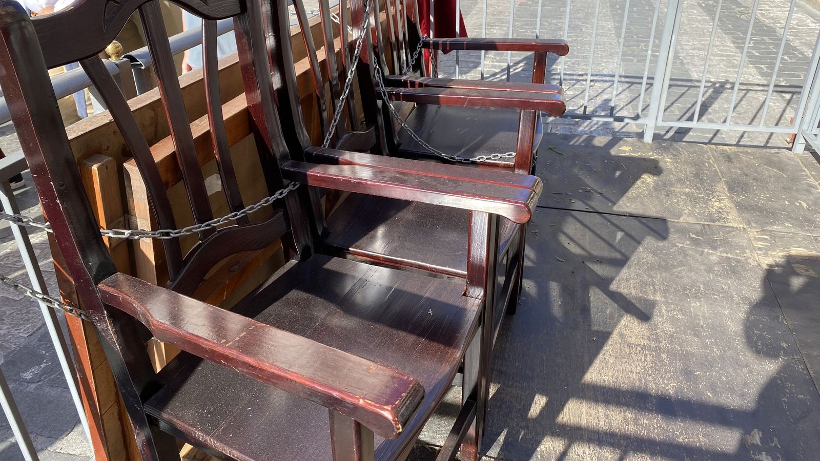 Los sillones del palquillo en una imagen tomada en horario matinal.