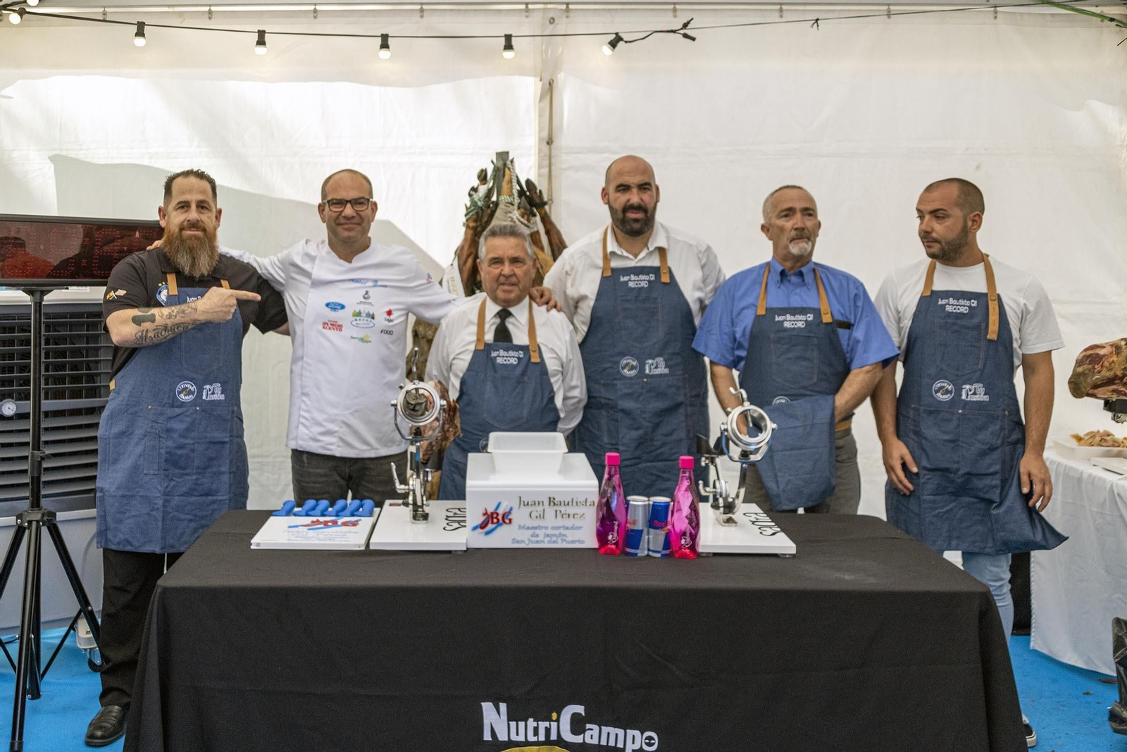 Imágenes del inicio del intento de conseguir el récord Guinnes de cortar jamón en Huelva