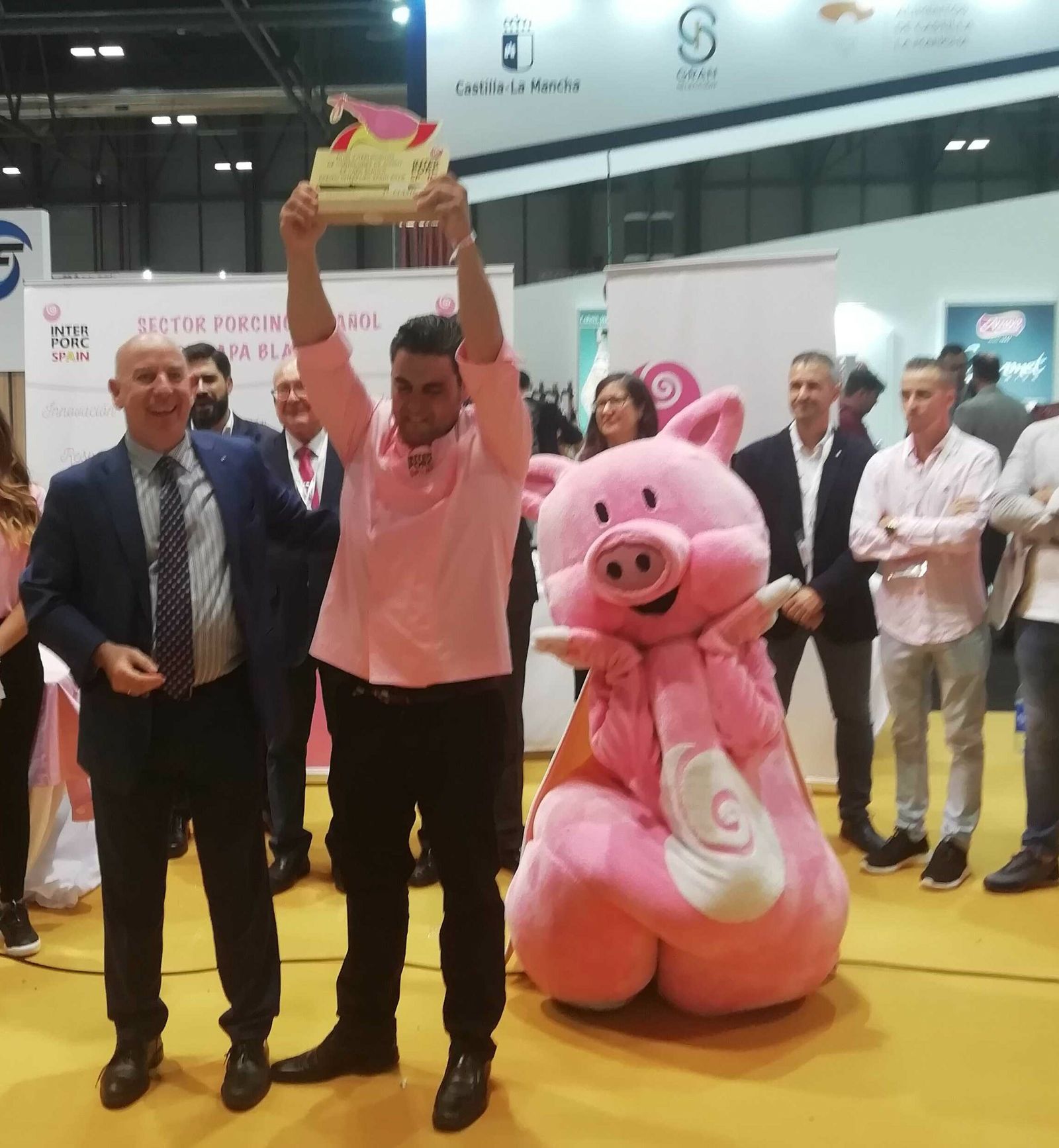 Jesus Garcia Castillo recibe el Primer Premio de cortadores de jamón de capa blanca.