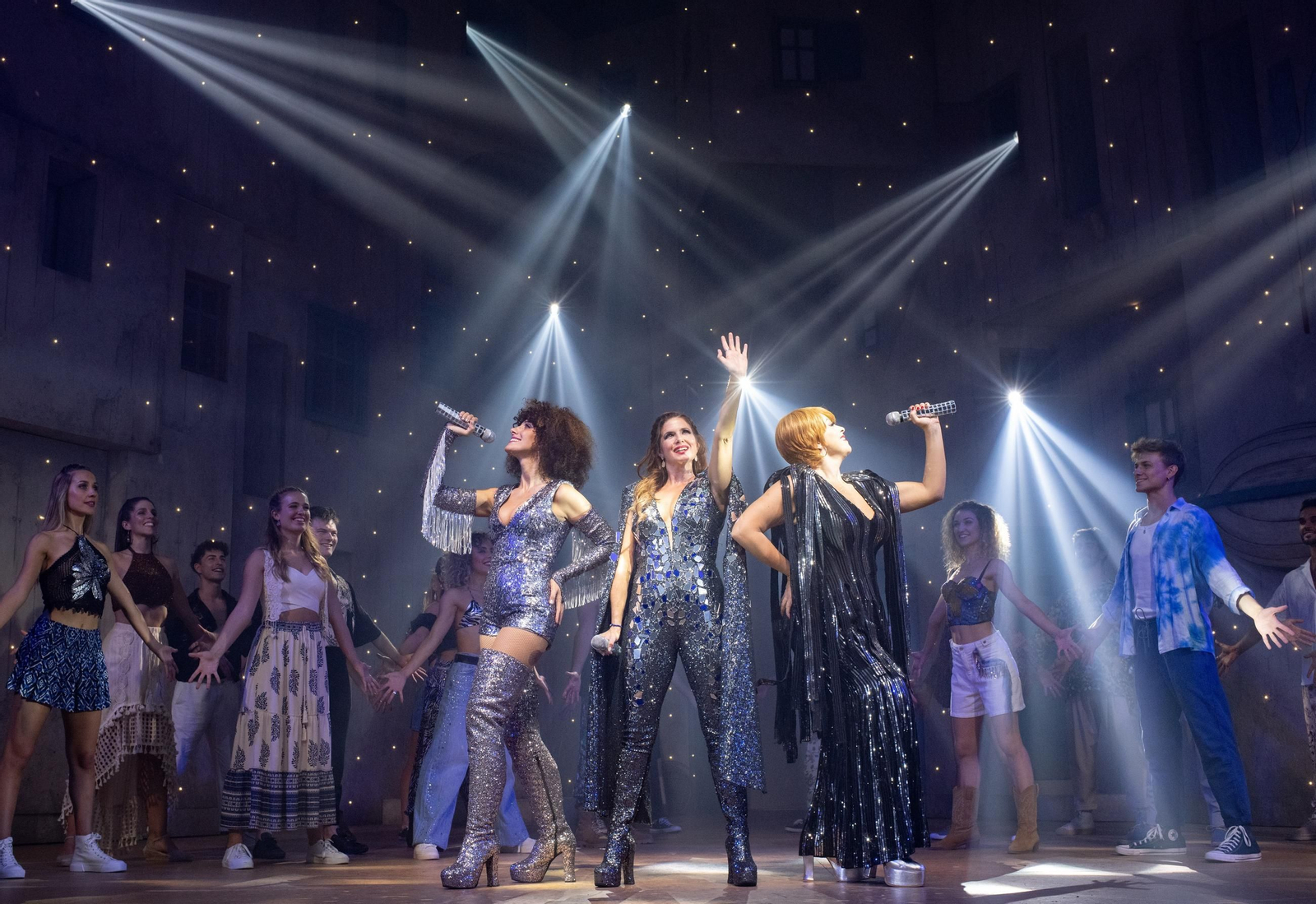 Verónica Ronda, en el papel de Donna Sheridan, en un número musical de 'Mamma Mia!' junto a sus amigas Rosie y Tanya.