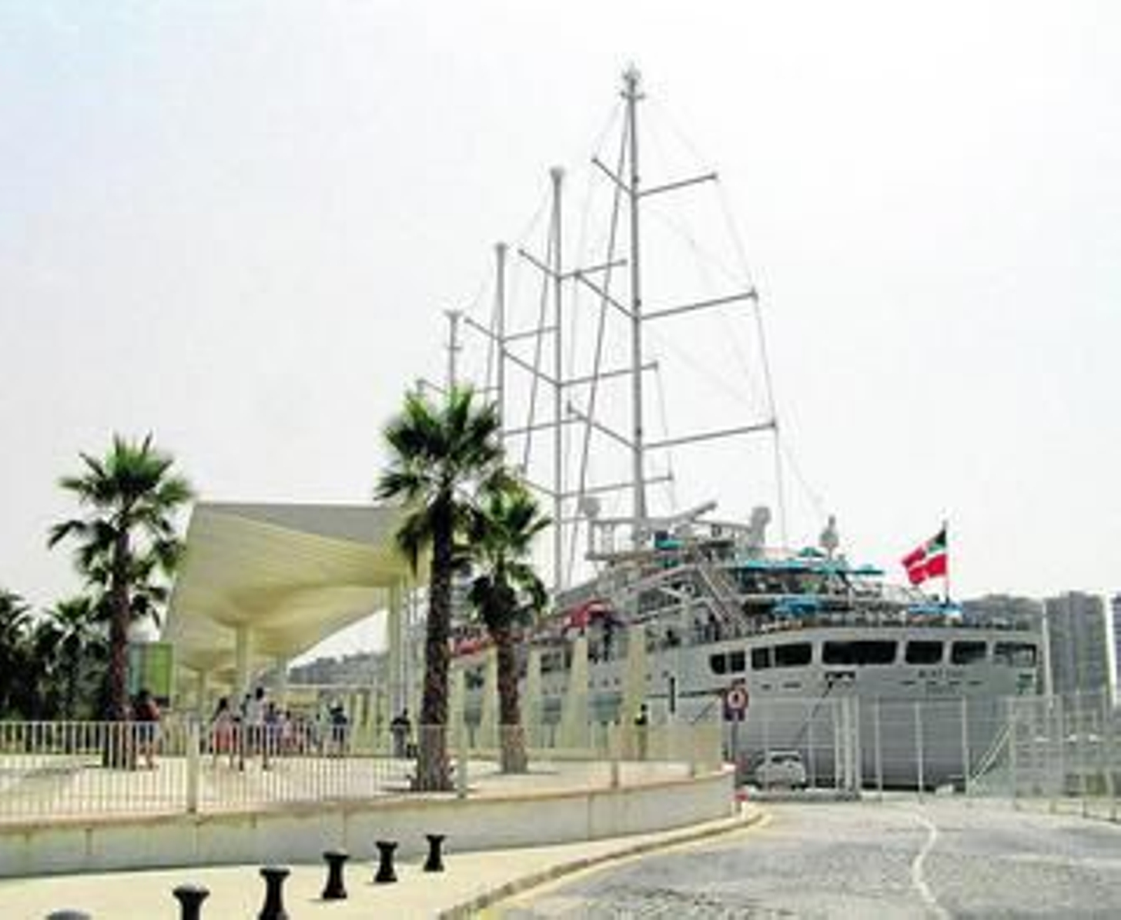 El 'Wind Surf', atracado ayer en el muelle dos frente al Palmeral de las Sorpresas. El 'Wind Surf', atracado ayer en el muelle dos frente al Palmeral de las Sorpresas.