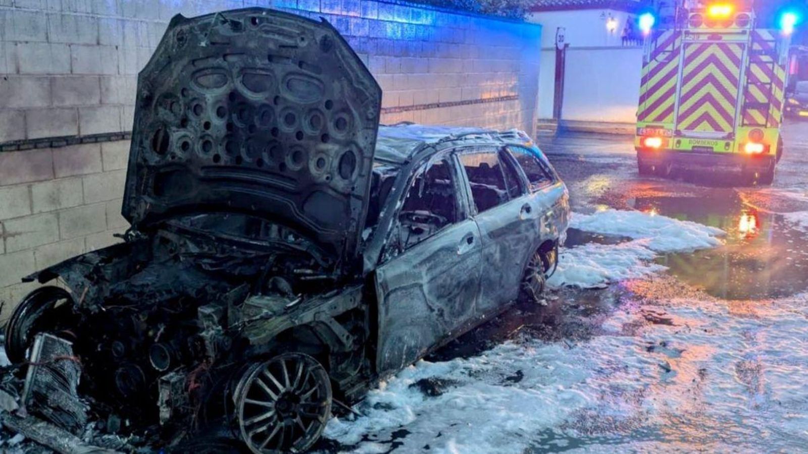 El vehículo incendiado quedó completamente calcinado.