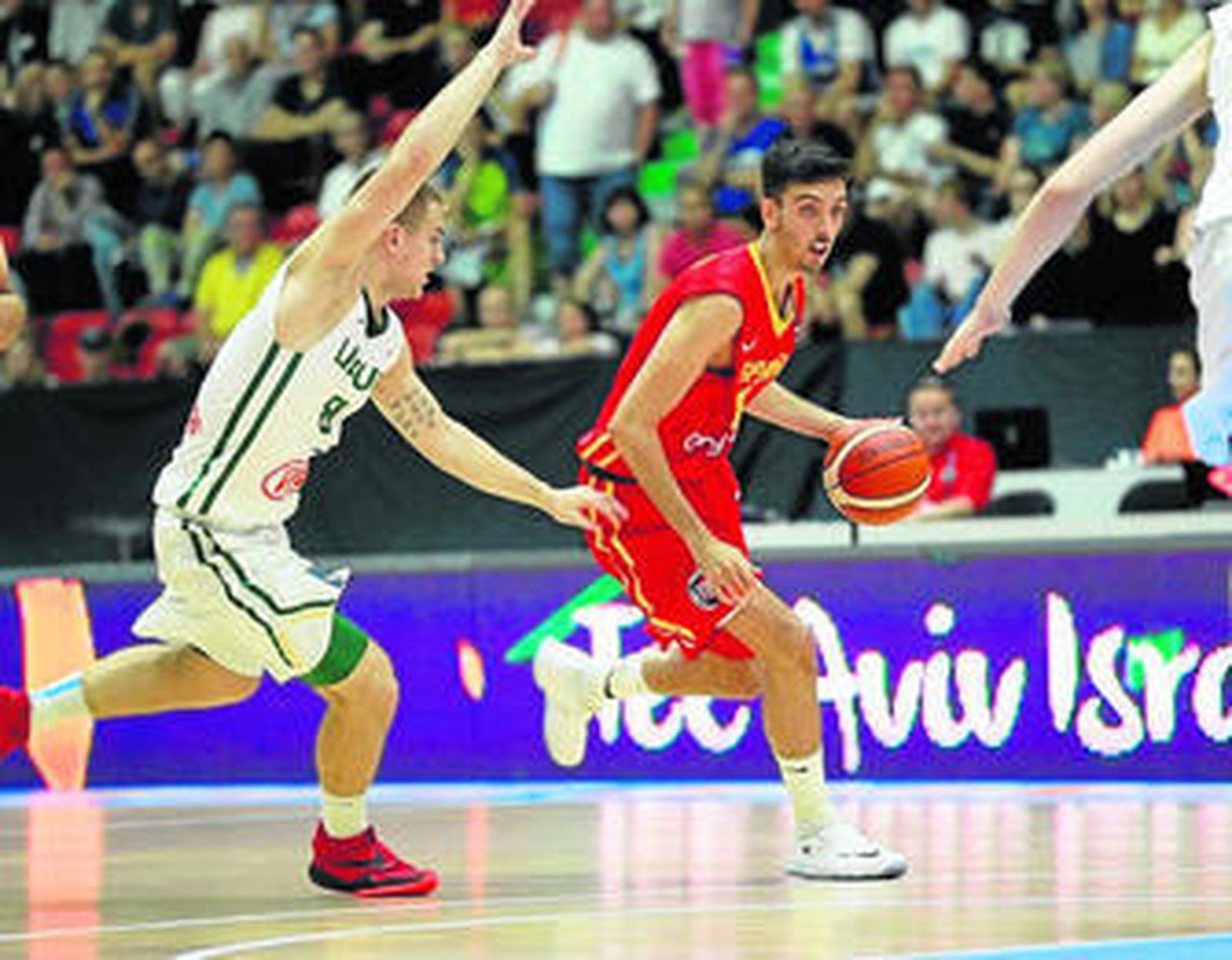 Marc García conduce la pelota durante la final del Europeo sub 20 que España jugó el domingo frente a Lituania.