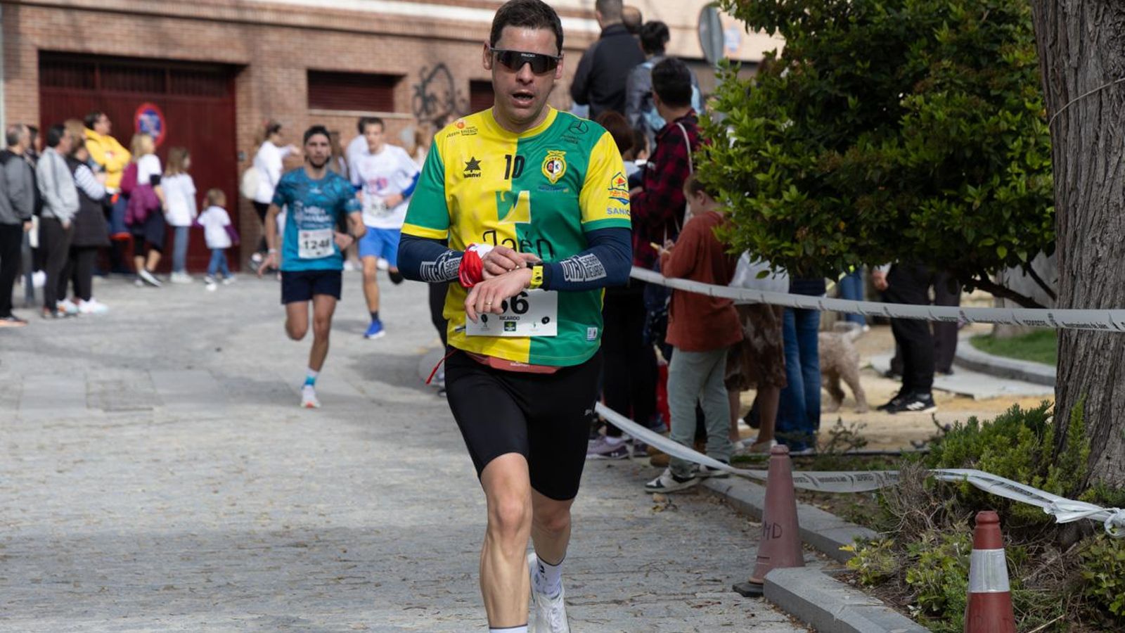 Más de 2.100 participantes corren para promover la salud en Jaén, en imágenes (1)