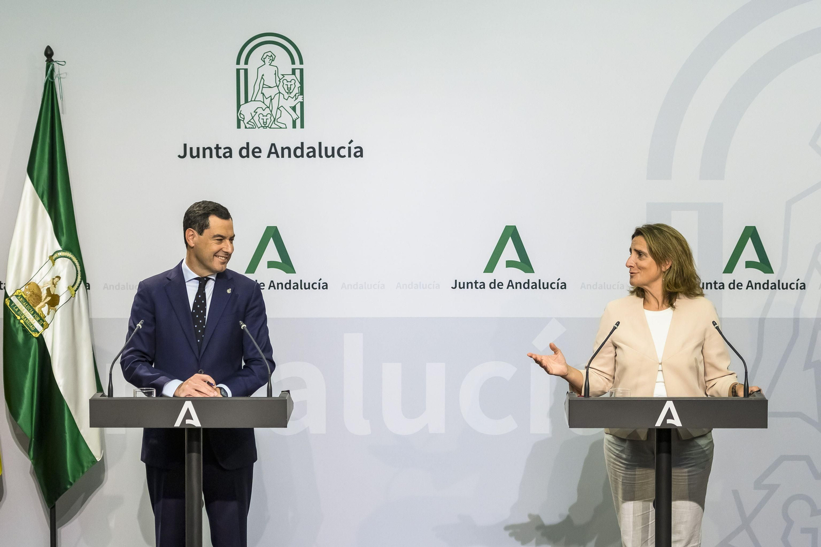 El presidente de la Junta, Juanma Moreno, y la vicepresidenta y ministra para la Transición Ecológica, Teresa Ribera.