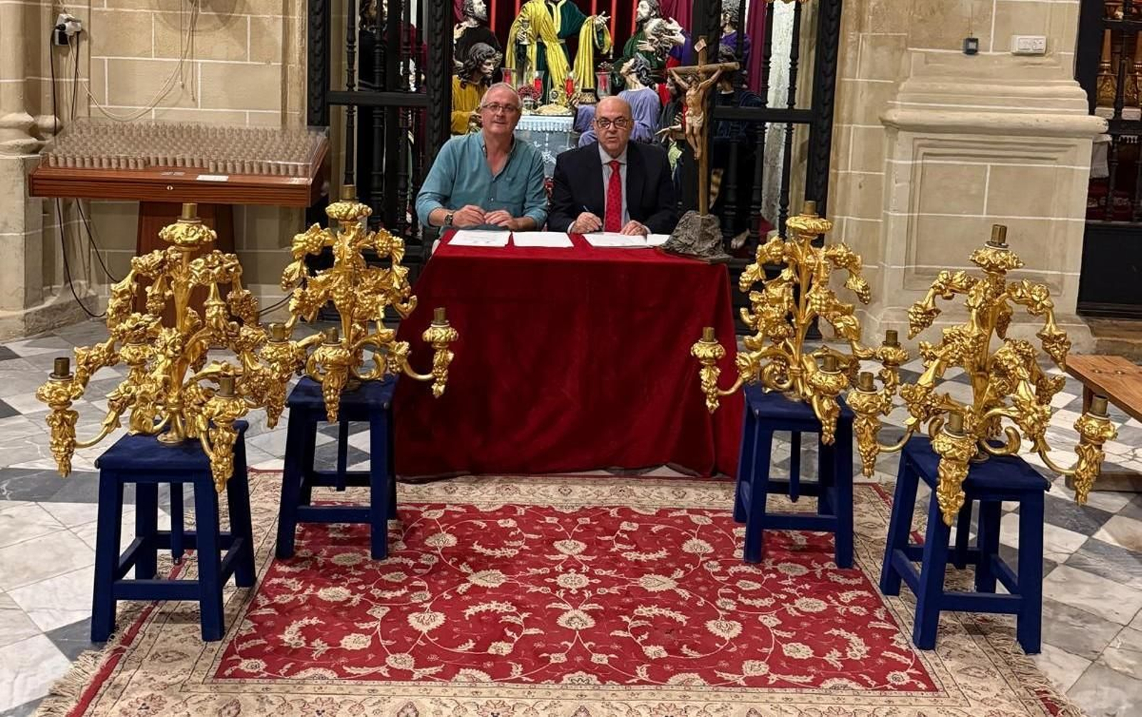 Un momento de la firma entre las hermandades de La Cena y del Museo.