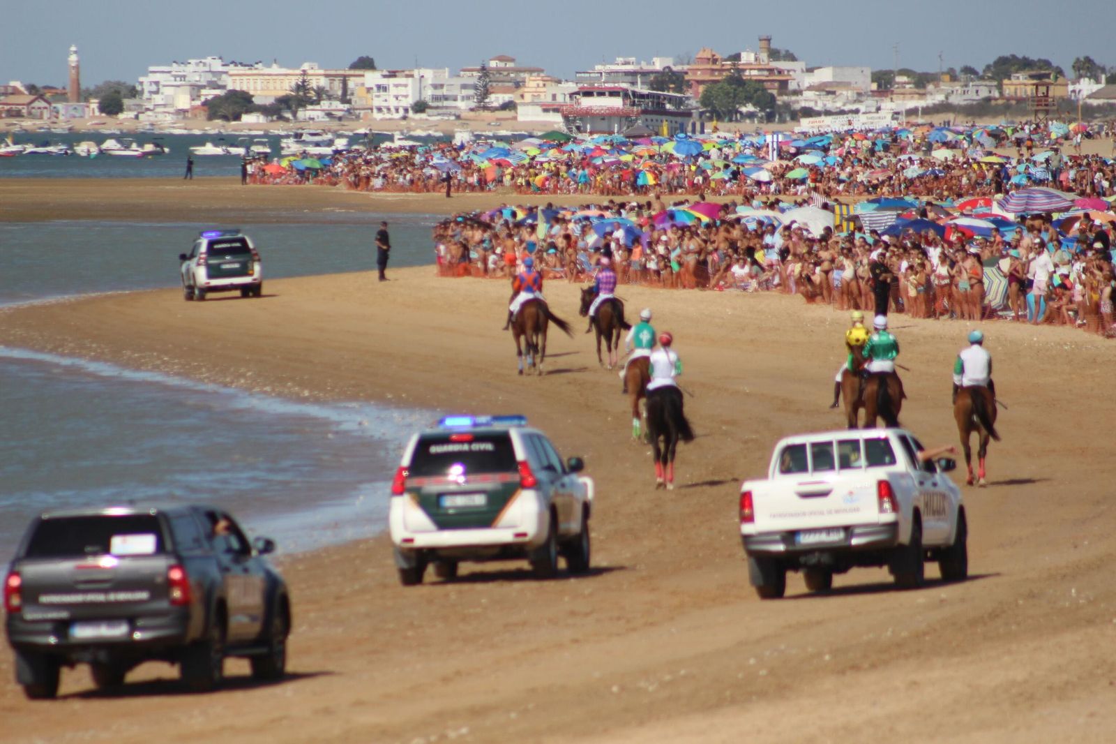 manuel aragón pina Varios vehículos de la Guardia Civil acompañan a los caballos y sus jinetes en una prueba del pasado miércoles.