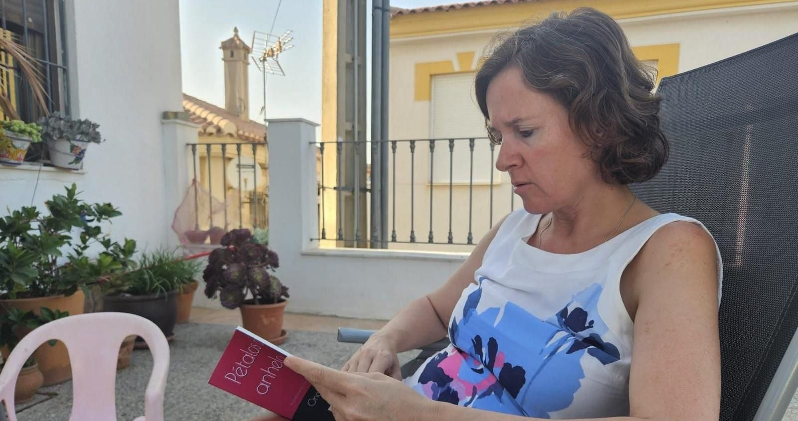 Virginia Fernández Collado con la nueva edición de esta obra de la insigne poeta japonesa.