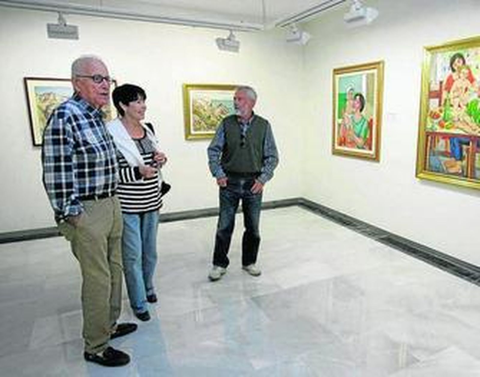 Dolores Cano, Directora General de la Fundación Bancaria Unicaja, junto a Emilia Garrido, comisaria de la muestra.