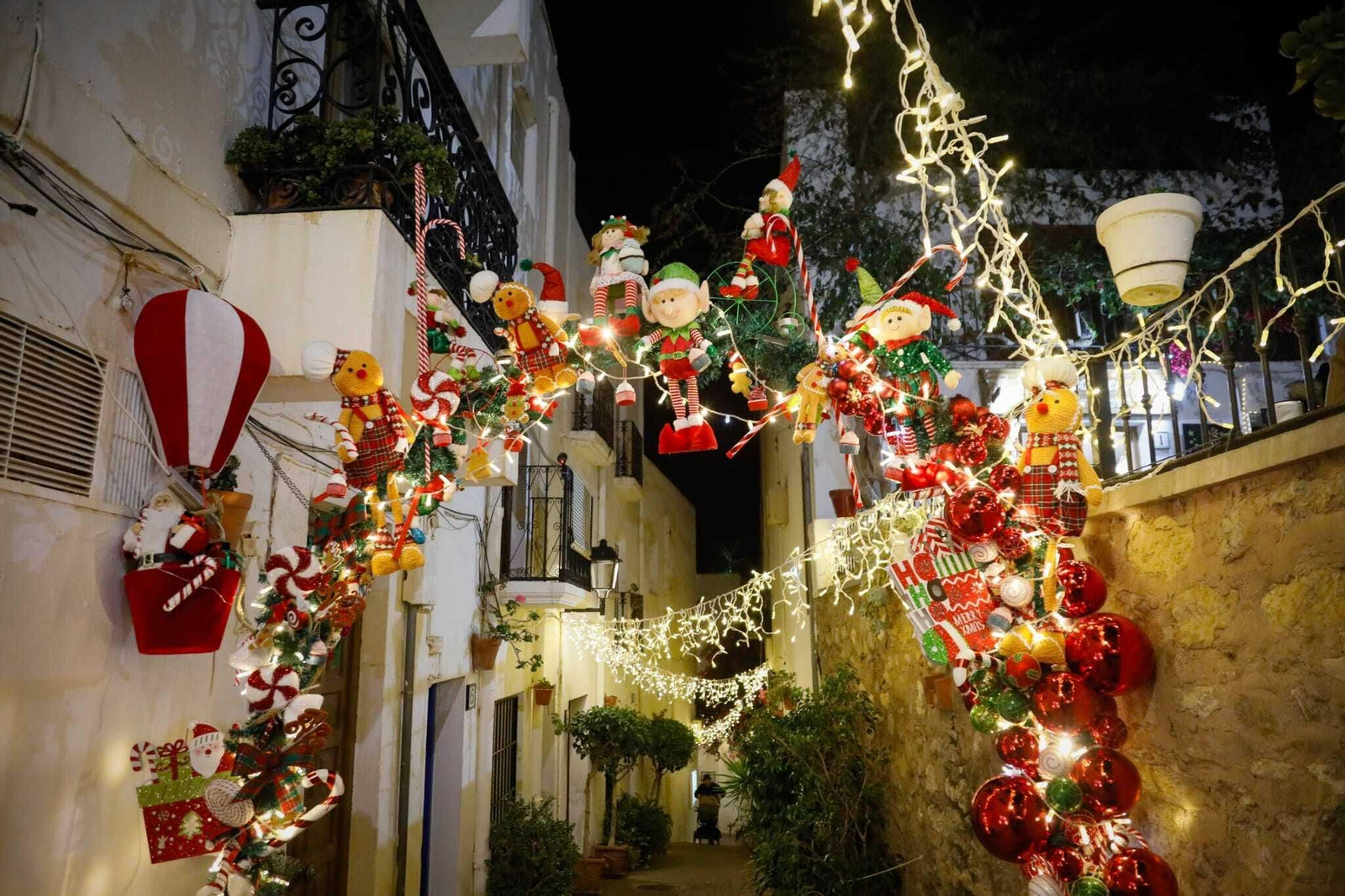 Las mejores imágenes de la iluminación navideña de Mojácar con las luces de Ferrero Rocher