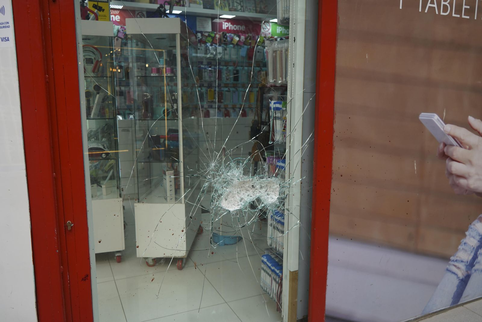 La foto de un escaparate roto en un comercio en una imagen de archivo.