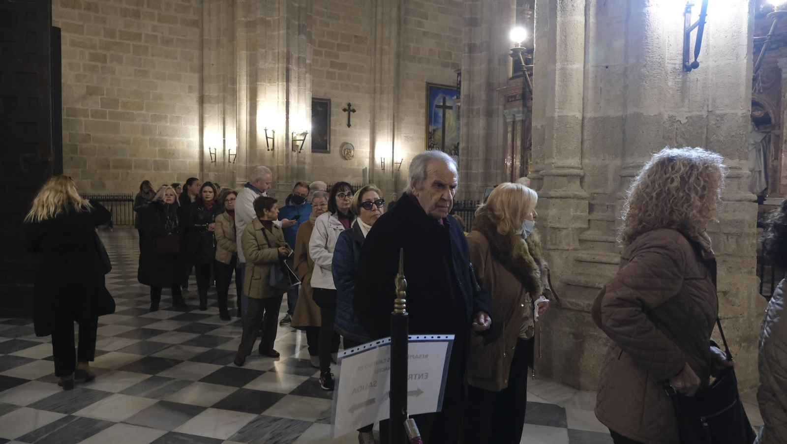 Imágenes del multitudinario besapiés del Cristo de Medinaceli en la Catedral de Almería