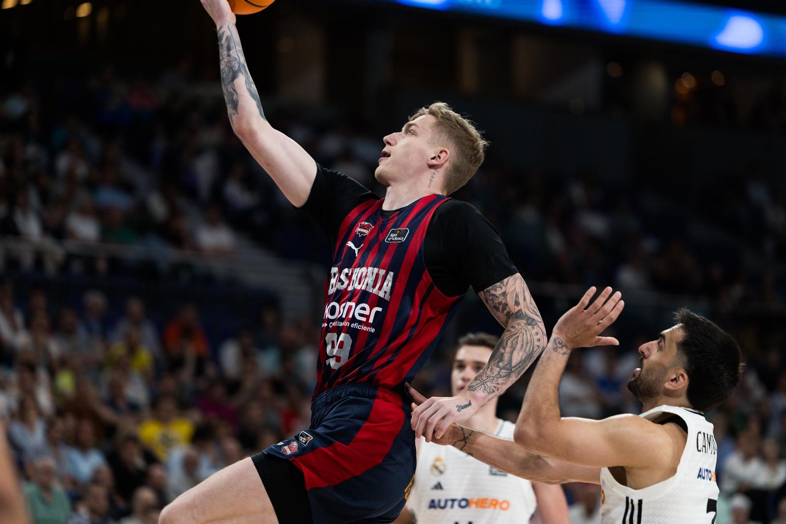 El Real Madrid sufre pero gana al Baskonia (82-76)