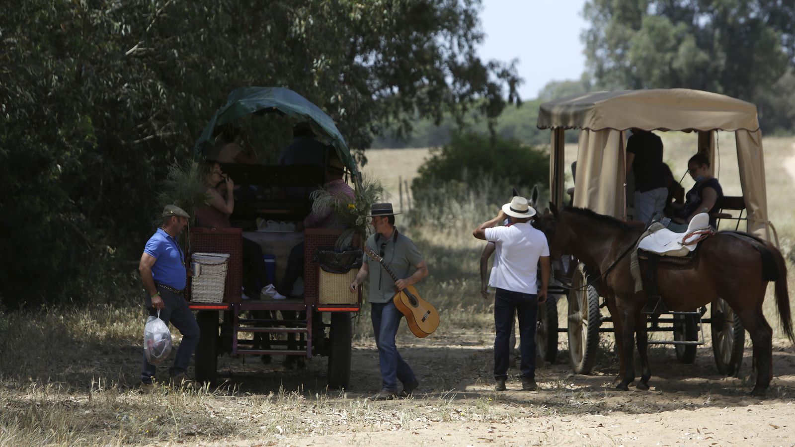 Imágenes de un viernes de Rocío sin romería