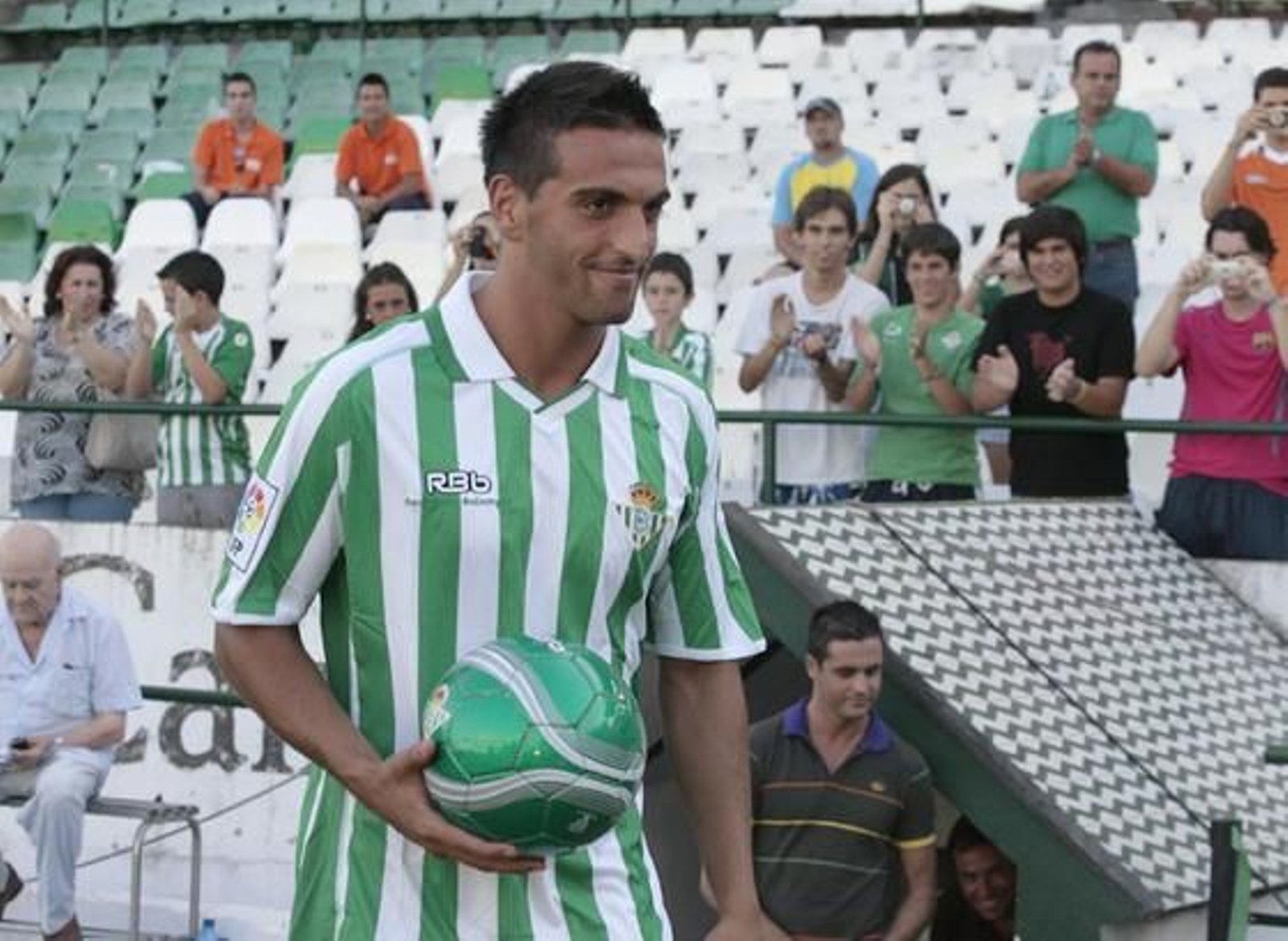 Miguel Lopes salta al terreno de juego del Ruiz de Lopera.

Foto: Juan Carlos Muñoz