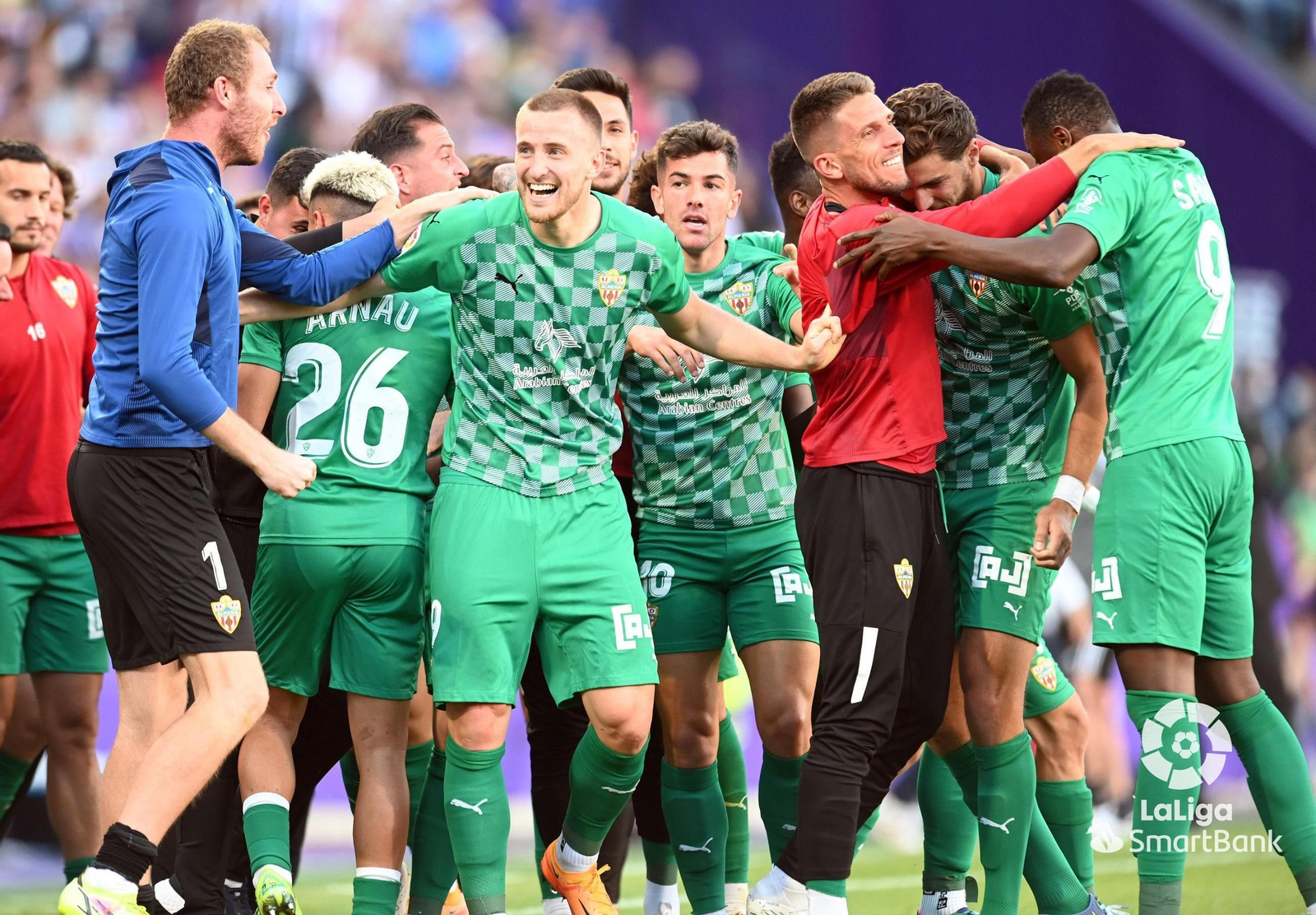 Rodrigo Ely festeja con sus compañeros el tanto del empate ante el Real Valladolid.