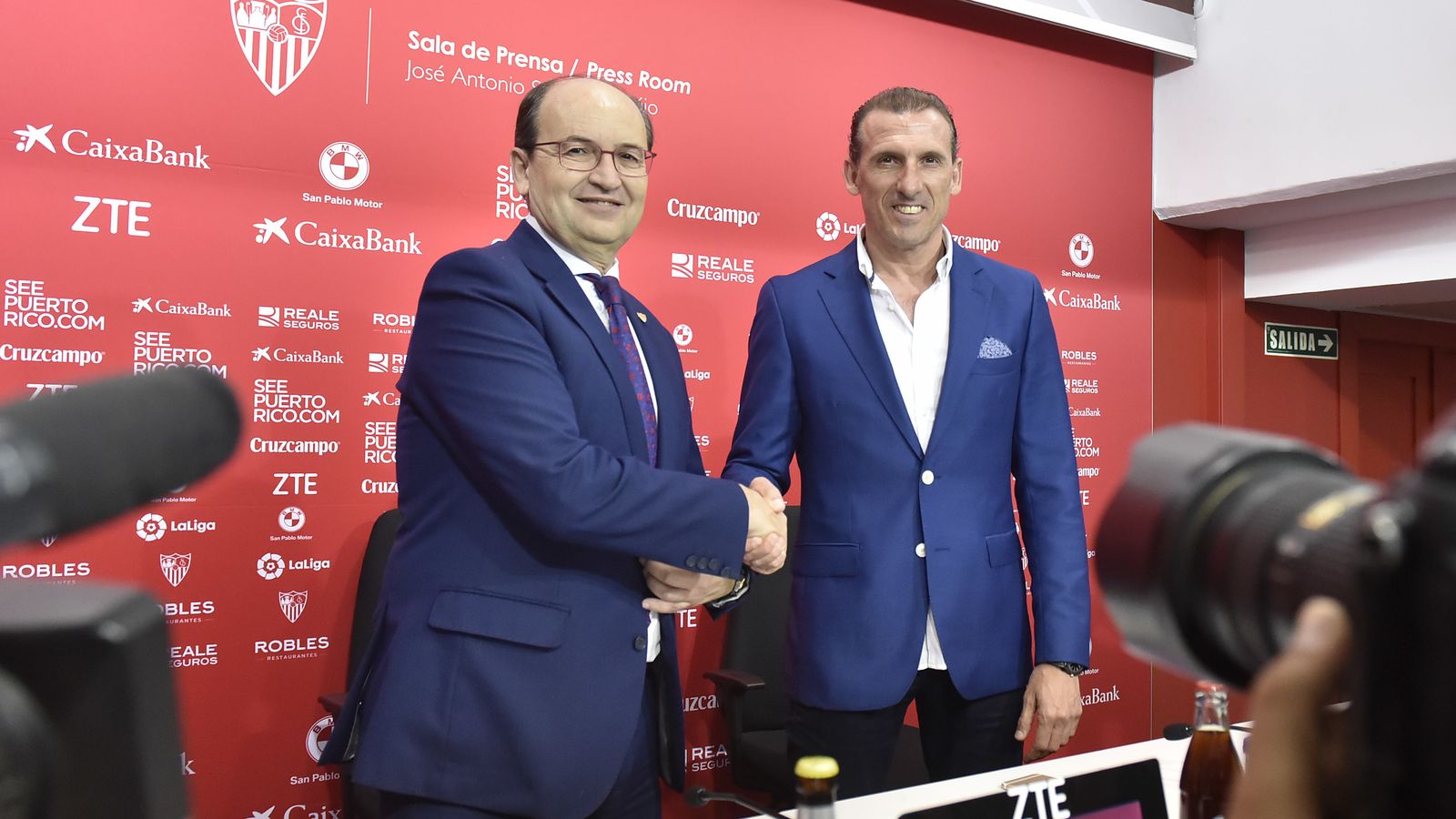 José Castro estrecha la mano del nuevo director deportivo del Sevilla, Óscar Arias.