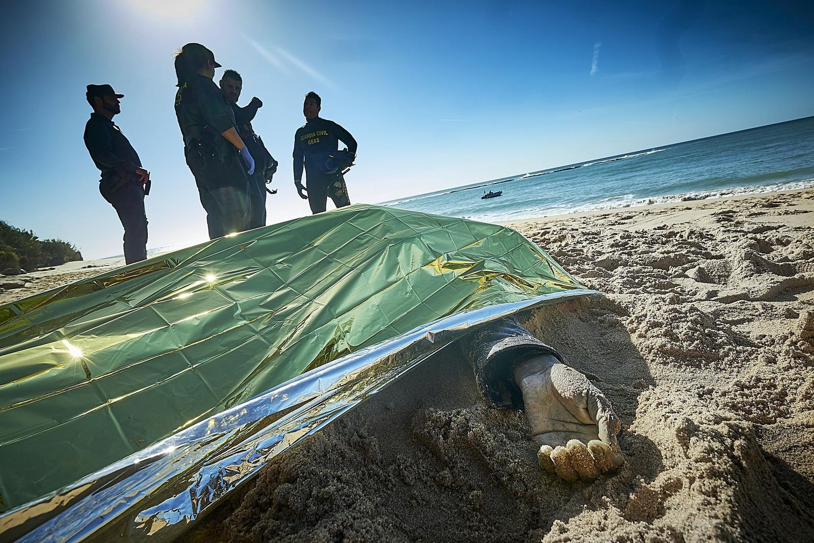 El cadáver de  uno de los marroquíes naufragados, en la playa de Caños de Meca.
