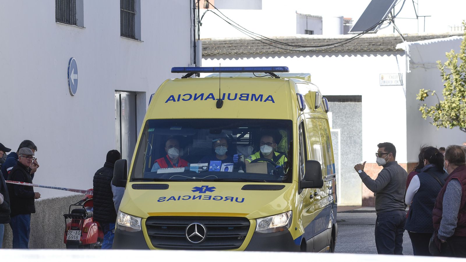 Una ambulancia, entre familiares del agresor y la víctima.