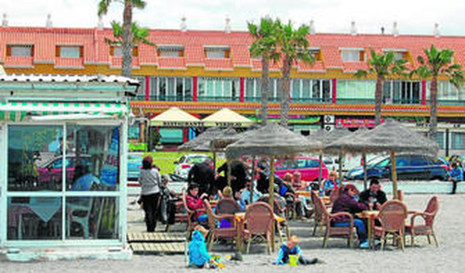 Clientes en un chiringuito en Salobreña.