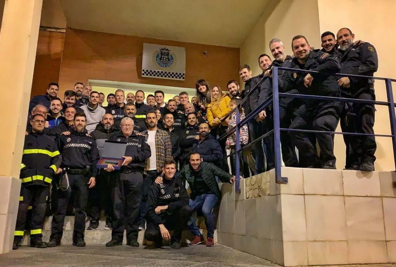 El policía local Juan José Maruri Niño, arropado por sus compañeros al terminar su último turno.