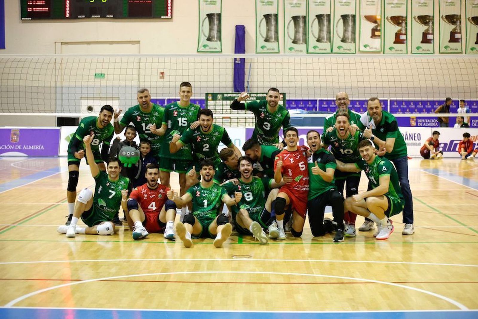 Los ahorradores celebran su victoria ante Arenal Emevé Lugo sobre la pista del Moisés Ruiz.