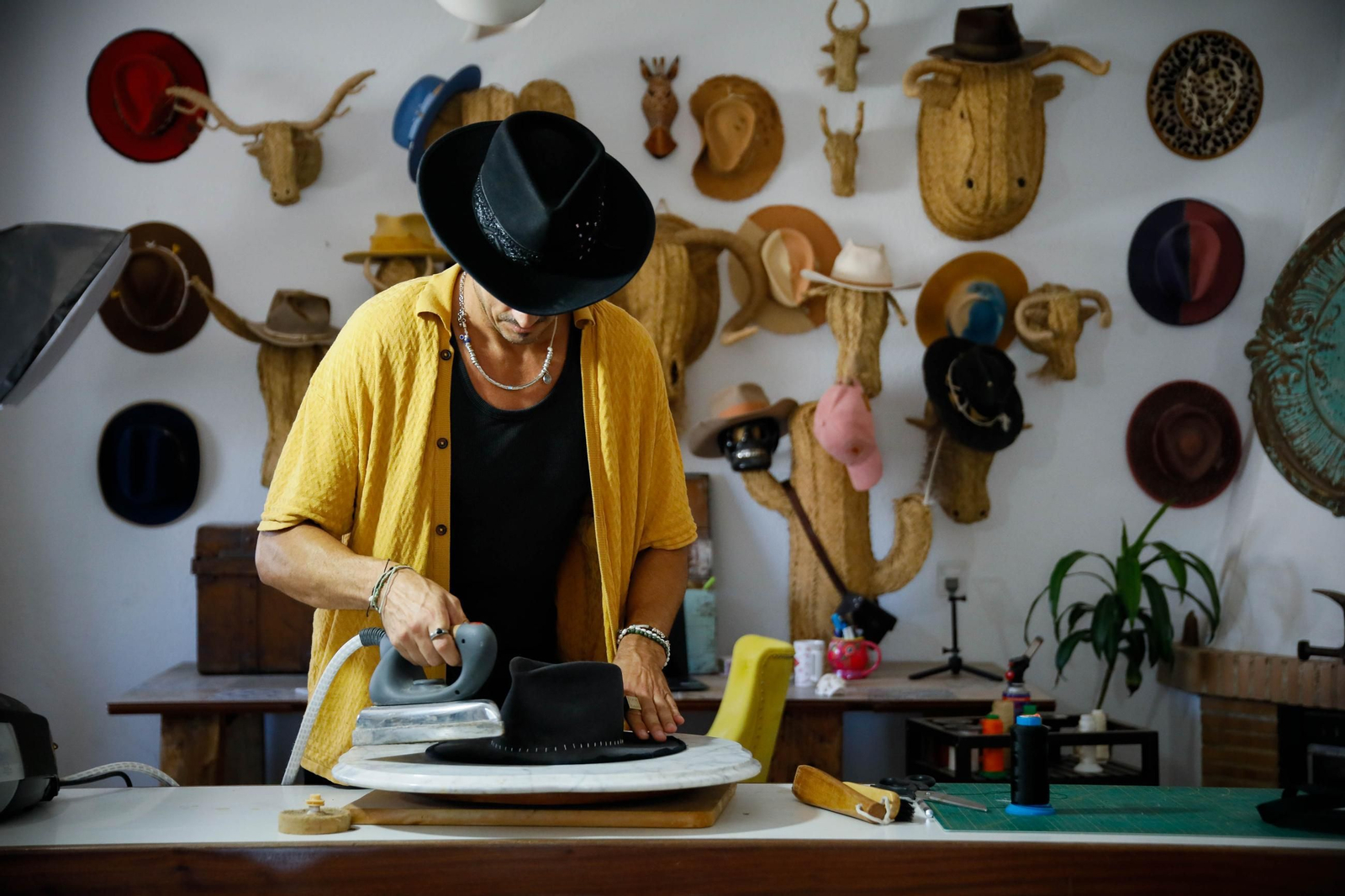 Imágenes del proceso creativo en sombreros de Alejandro Mateo