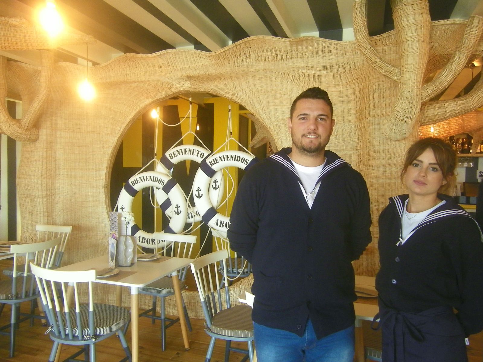 Tanto el personal como el decorado de Las Delicias Costa tiene un evidente toque marinero.