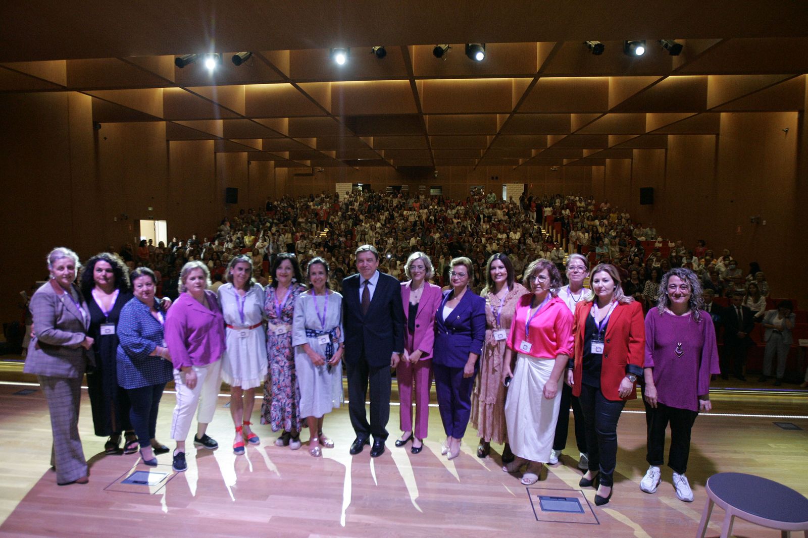 El ministro Luis Planas con las participantes en el acto de Fademur en la Universidad de Almería