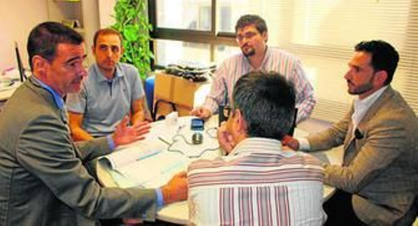 Una de las reuniones en las que se ha acordado la ampliación de los servicios de la oficina virtual.