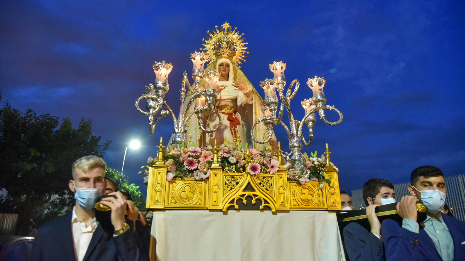 Las fotos de la Virgen de la Salud procesionando en la barriada de San Garcia