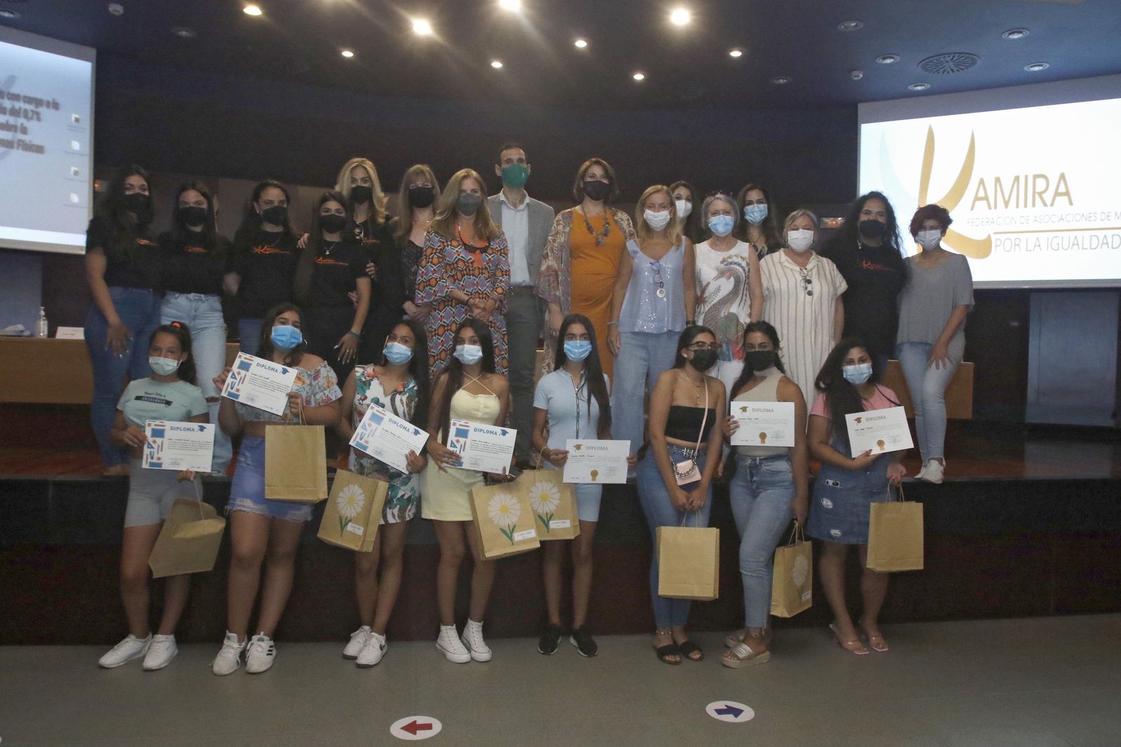 Foto de familia con las personas que han recibido el homenaje en el Rectorado.