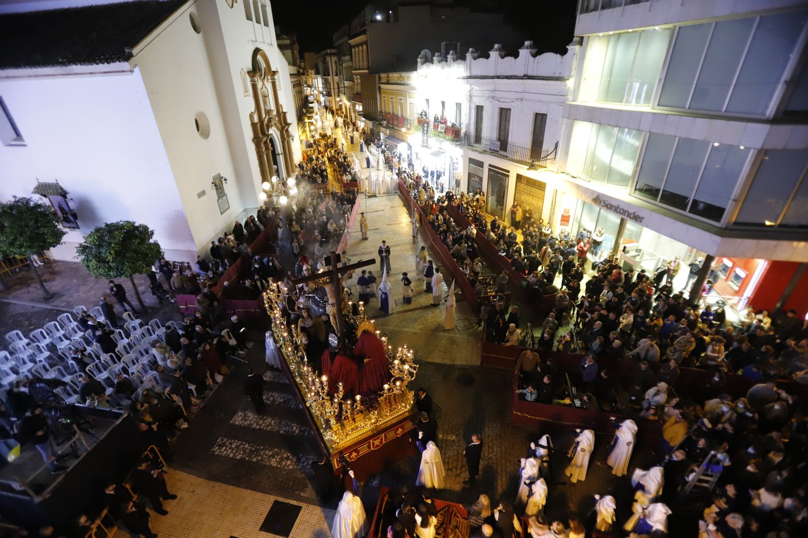 La Hermandad de la Sagrada Lanzada hace su estación de penitencia por las calles de Huelva