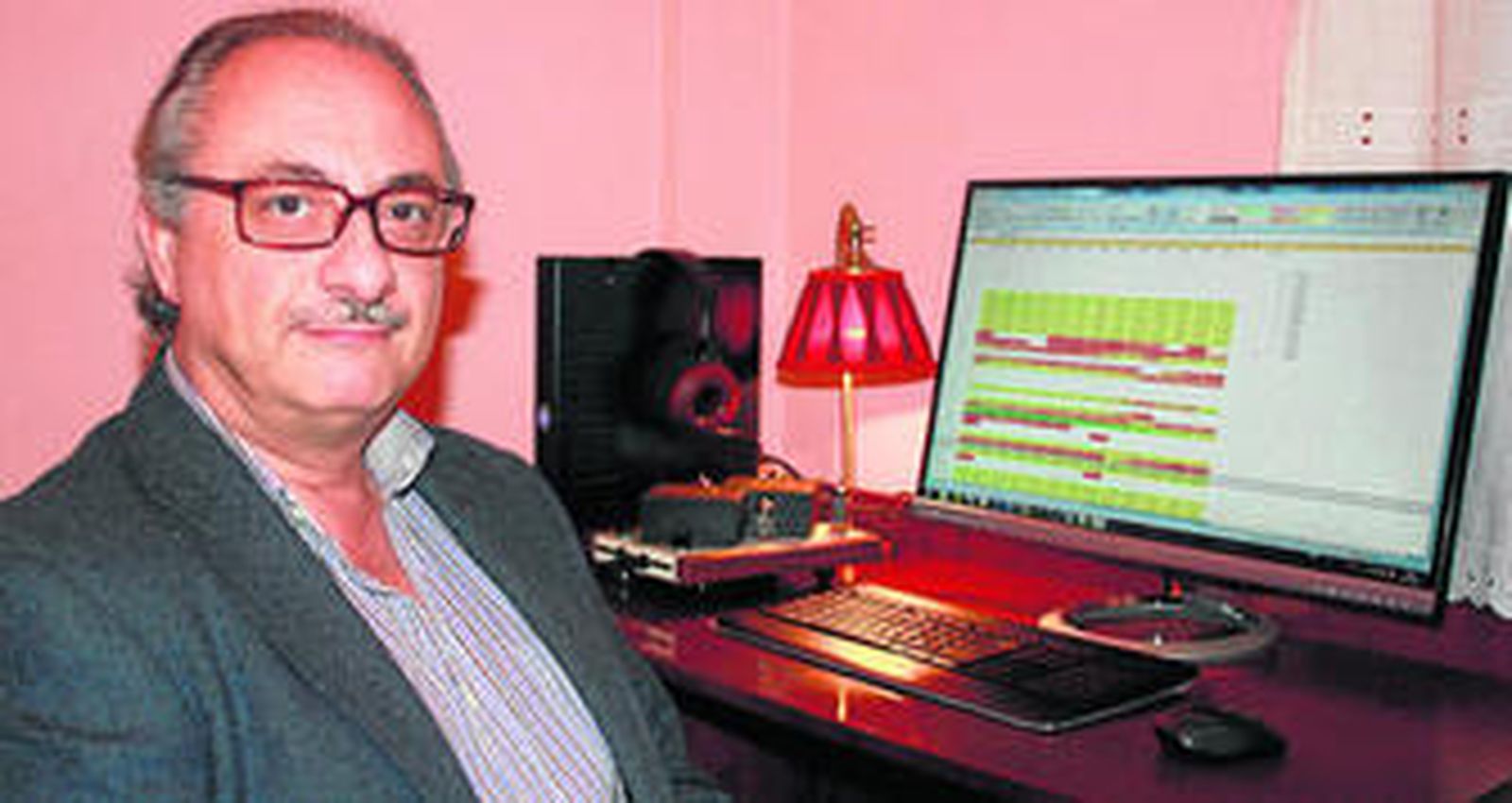 El matemático gaditano José Antonio Guerrero, en el despacho de su casa.